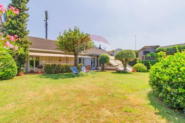 casa indipendente in vendita a Ferno