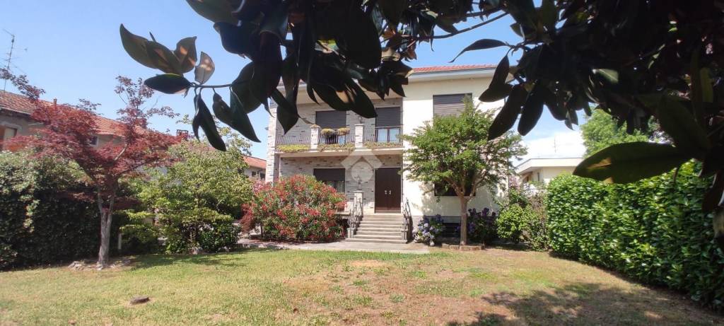 casa indipendente in vendita a Ferno