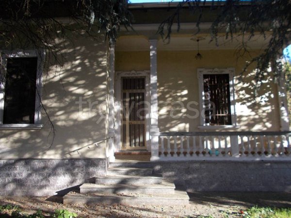 casa indipendente in vendita a Ferno