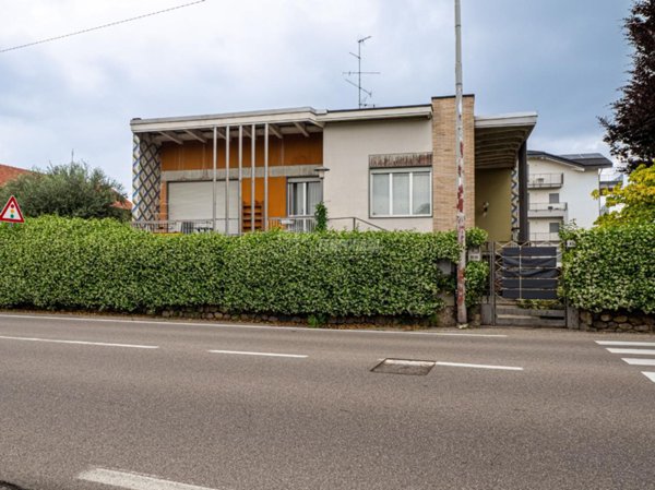 casa indipendente in vendita a Ferno