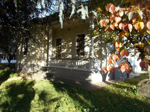 casa indipendente in vendita a Ferno