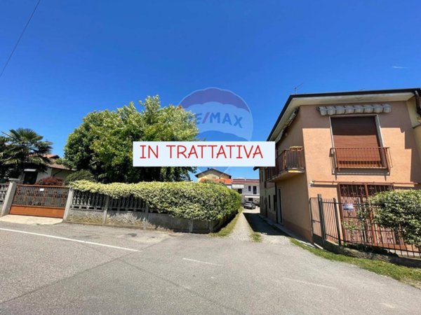 casa indipendente in vendita a Ferno