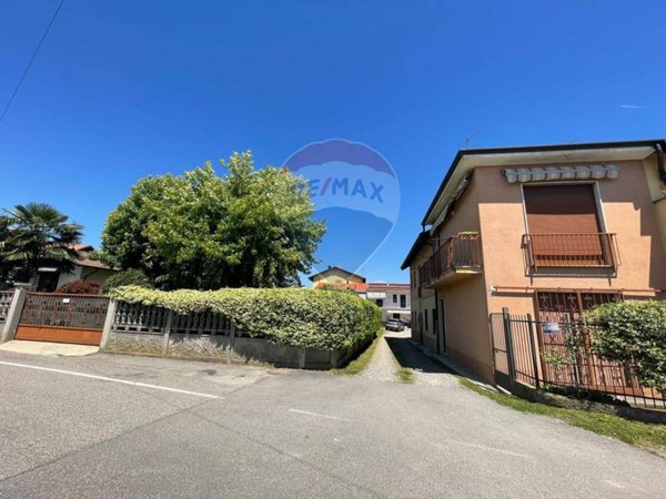 casa indipendente in vendita a Ferno