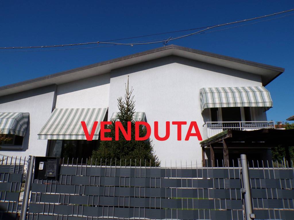 casa indipendente in vendita a Ferno