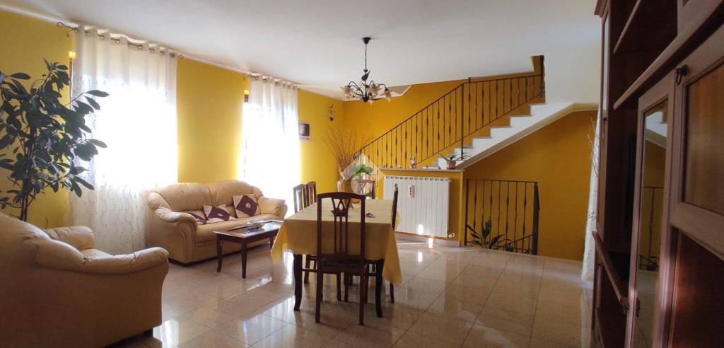 casa indipendente in vendita a Ferno