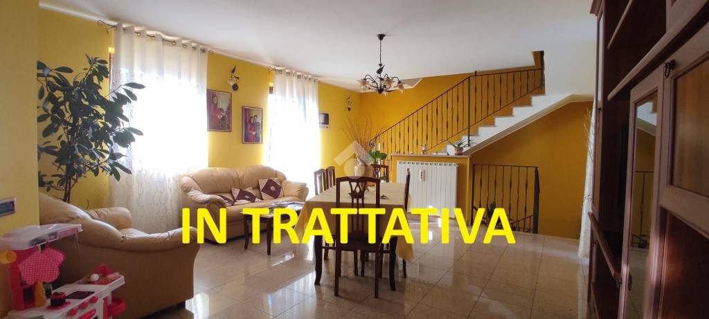 casa indipendente in vendita a Ferno