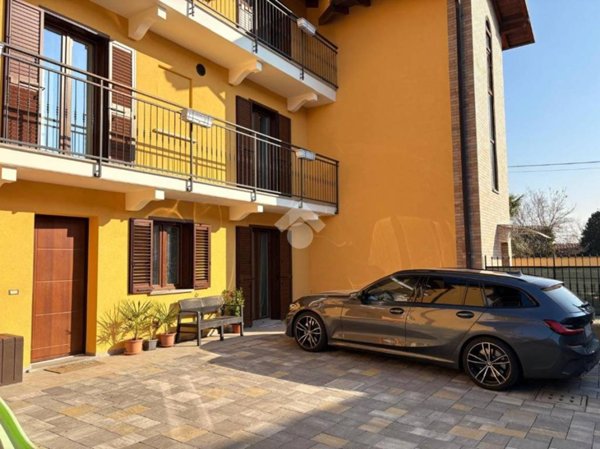 casa indipendente in vendita a Ferno