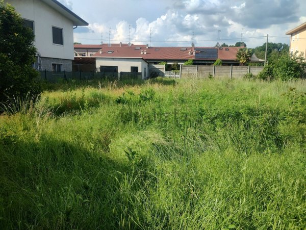 terreno edificabile in vendita a Ferno