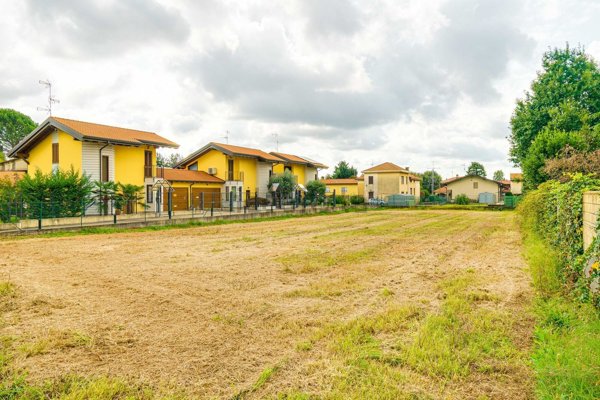 terreno edificabile in vendita a Ferno