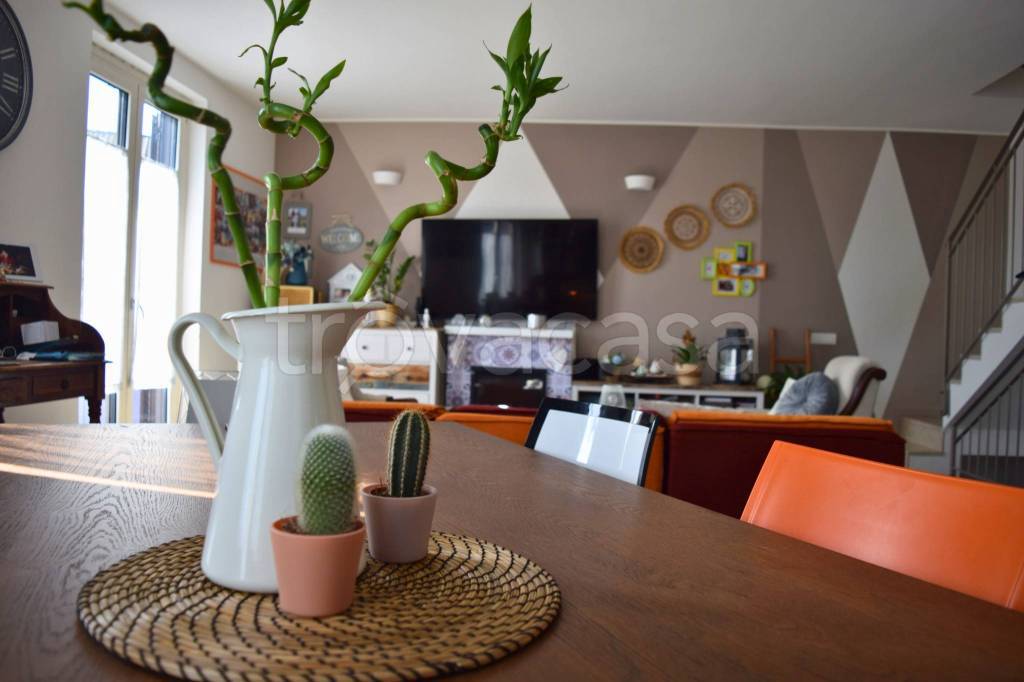 casa indipendente in vendita a Ferno