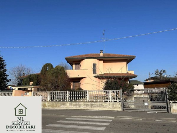 casa indipendente in vendita a Ferno in zona San Macario