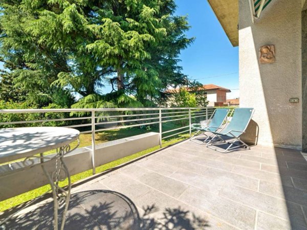 casa indipendente in vendita a Ferno