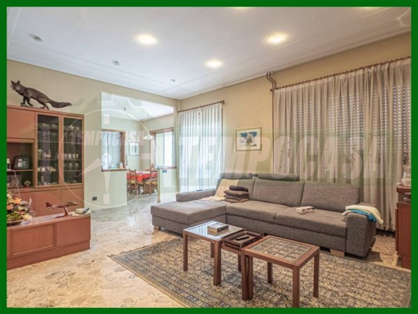 casa indipendente in vendita a Ferno