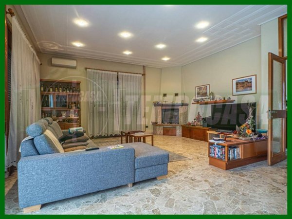 casa indipendente in vendita a Ferno