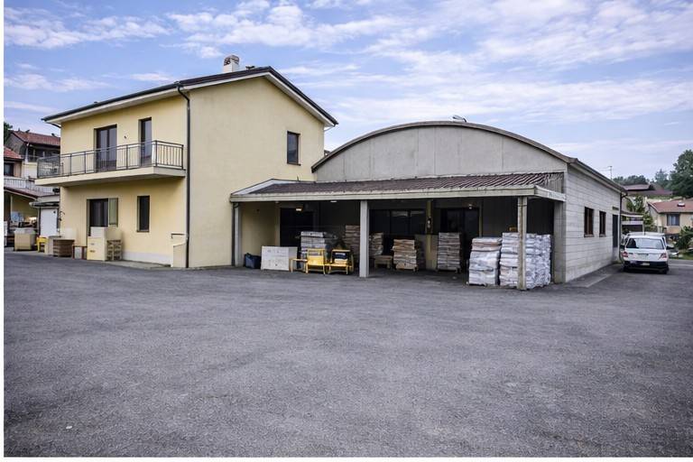 intera palazzina in vendita a Ferno