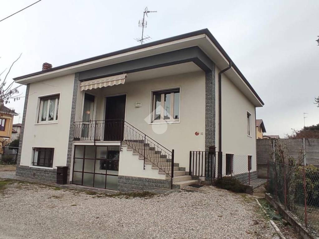 casa indipendente in vendita a Ferno