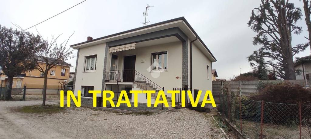 casa indipendente in vendita a Ferno