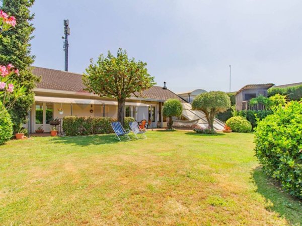 casa indipendente in vendita a Ferno