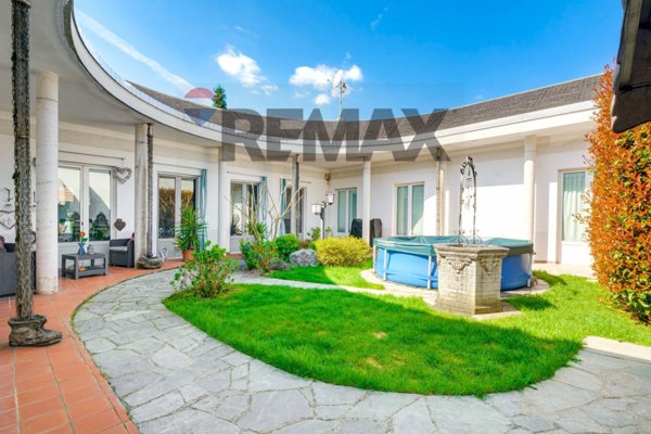 casa indipendente in vendita a Ferno