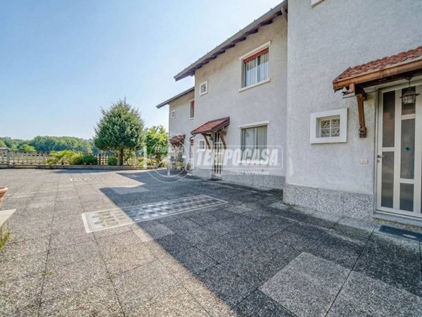 casa indipendente in vendita a Ferno