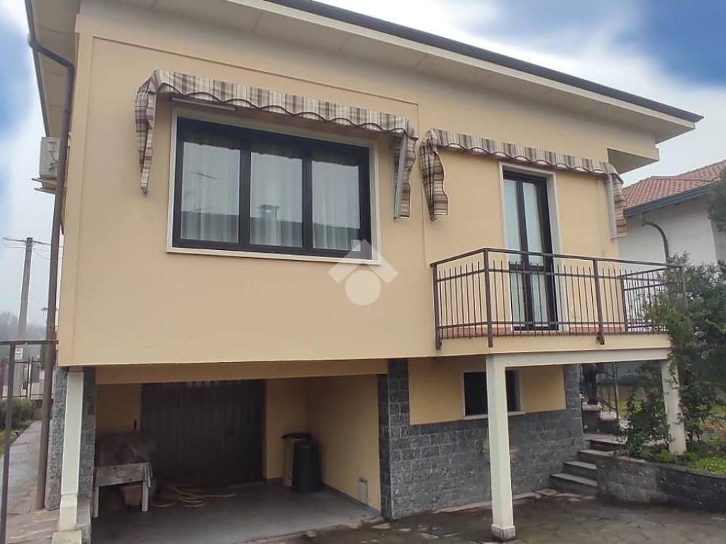 casa indipendente in vendita a Ferno