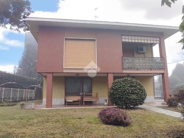 casa indipendente in vendita a Ferno