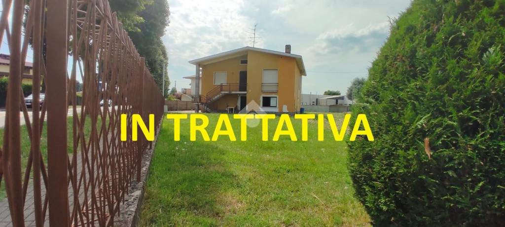 casa indipendente in vendita a Ferno in zona San Macario