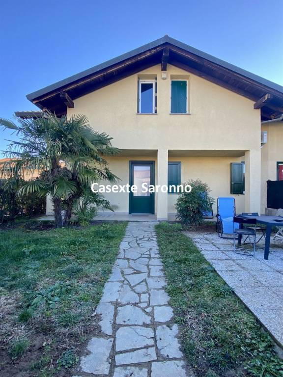 casa indipendente in vendita a Ferno