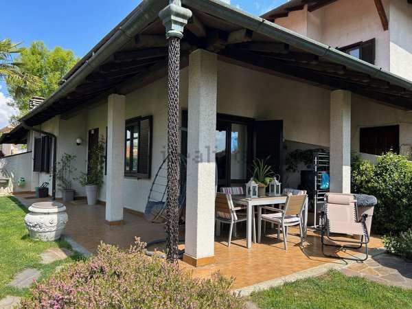 casa indipendente in vendita a Ferno