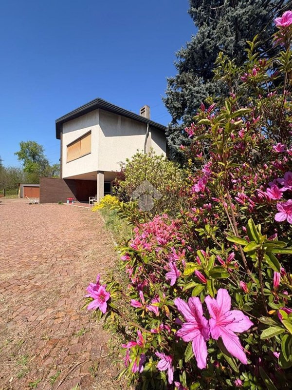 casa indipendente in vendita a Ferno