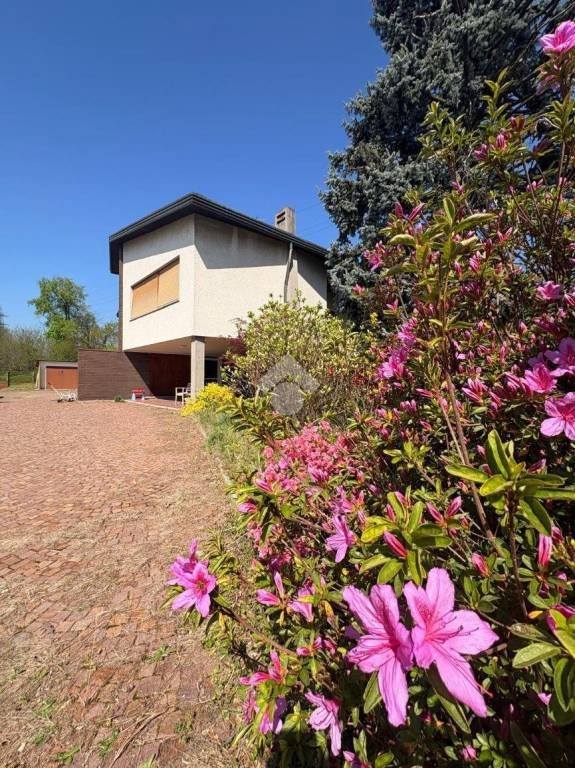 casa indipendente in vendita a Ferno