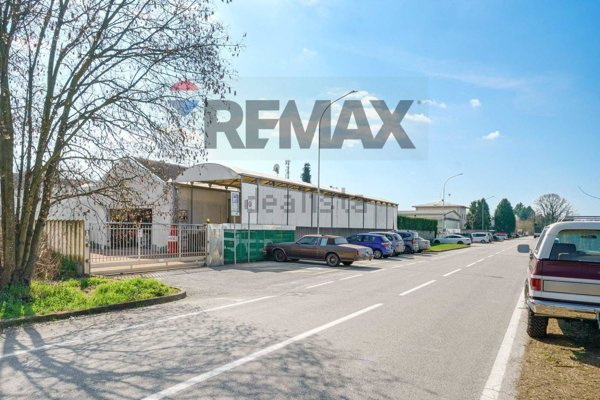 casa indipendente in vendita a Ferno