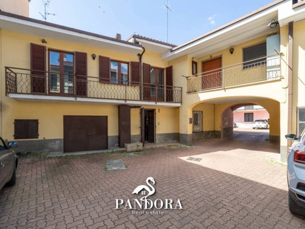 casa indipendente in vendita a Ferno