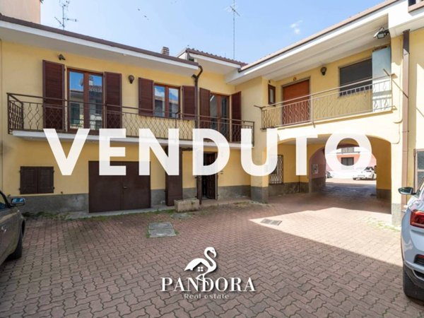casa indipendente in vendita a Ferno