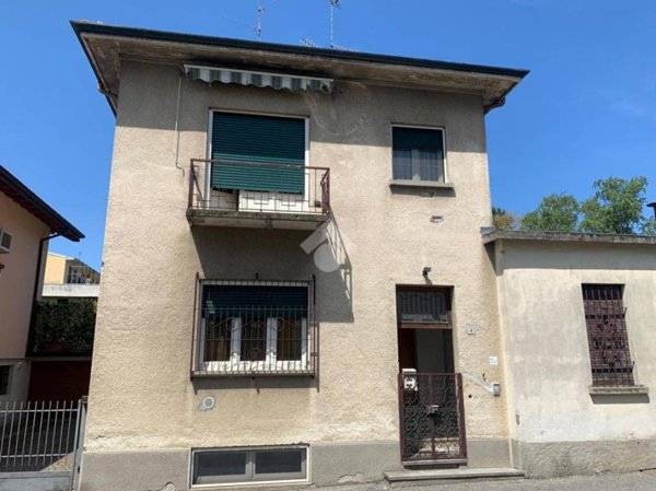 casa indipendente in vendita a Ferno