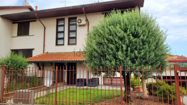 casa indipendente in vendita a Ferno