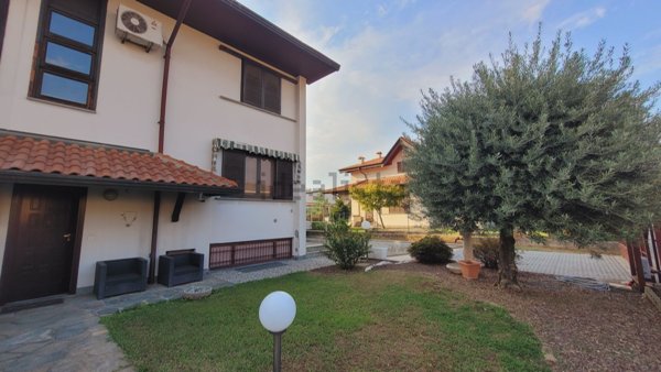 casa indipendente in vendita a Ferno