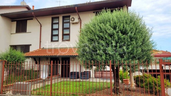 casa indipendente in vendita a Ferno