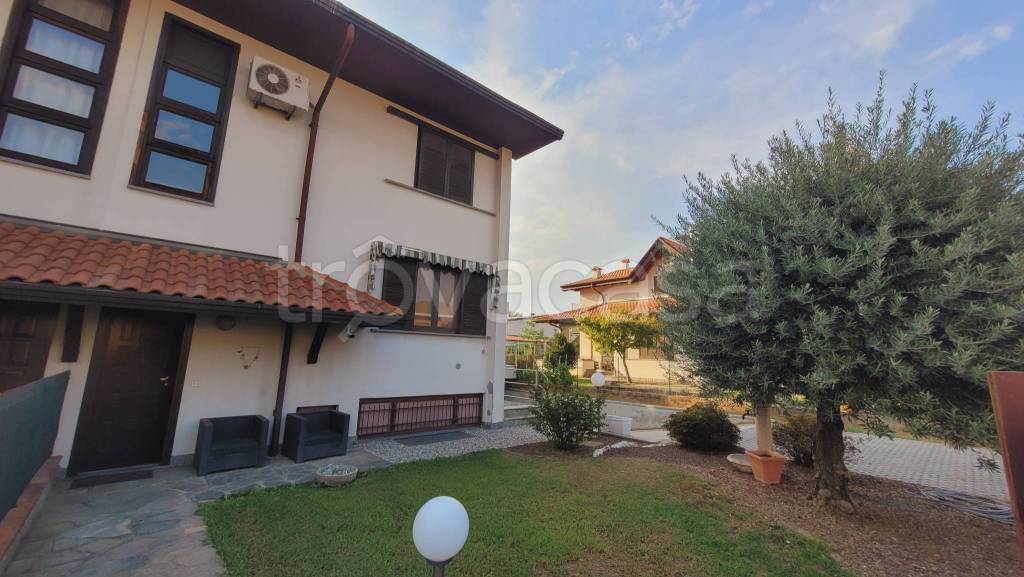 casa indipendente in vendita a Ferno