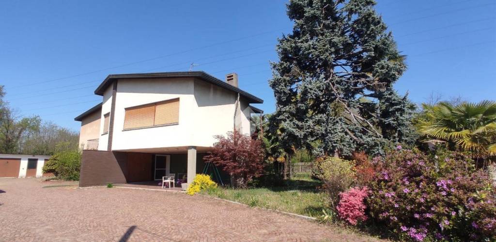 casa indipendente in vendita a Ferno