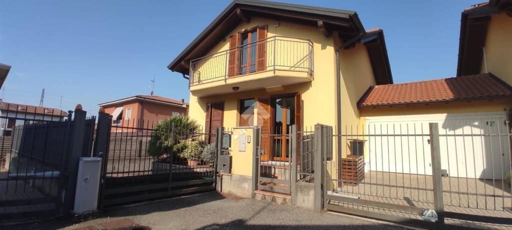 casa indipendente in vendita a Ferno in zona San Macario