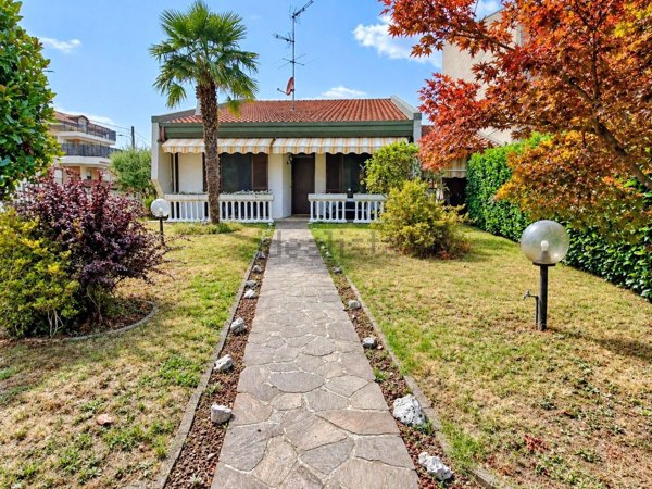 casa indipendente in vendita a Ferno in zona San Macario
