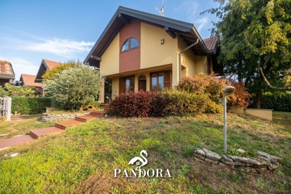 casa indipendente in vendita a Ferno