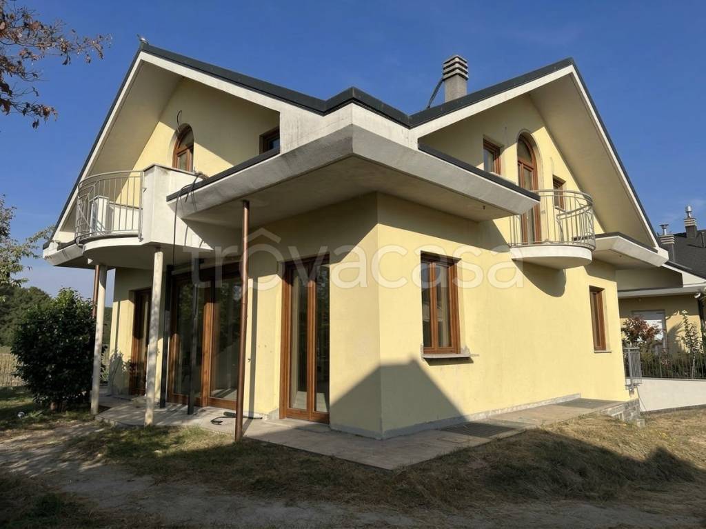 casa indipendente in vendita a Ferno in zona San Macario
