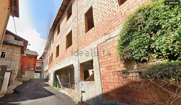 casale in vendita a Ferrera di Varese