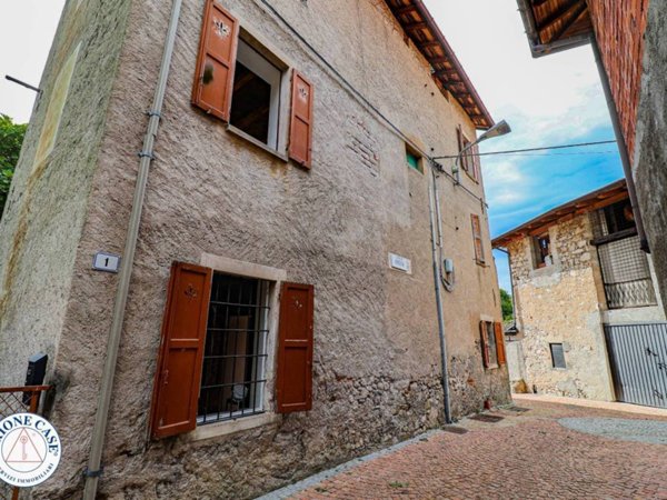 casa indipendente in vendita a Ferrera di Varese