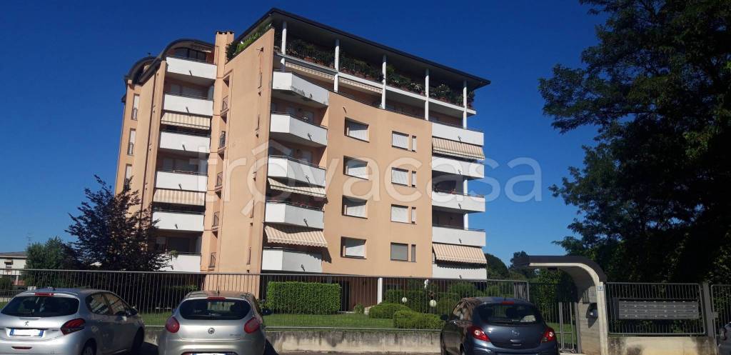 appartamento in vendita a Gallarate in zona Sciarè