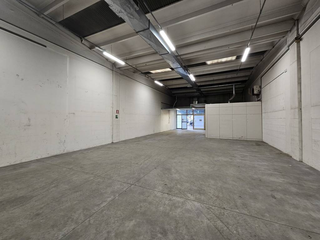 locale commerciale in vendita a Gallarate in zona Madonna in Campagna
