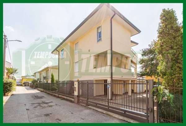 casa indipendente in vendita a Gallarate in zona Madonna in Campagna