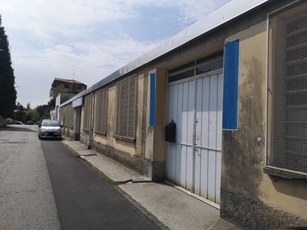 locale commerciale in vendita a Gallarate in zona Sciarè